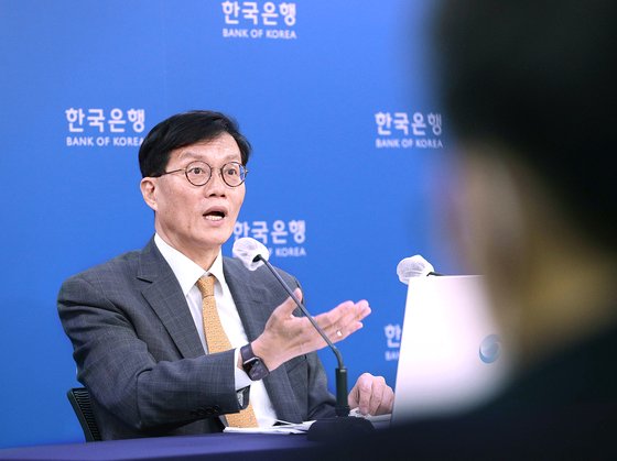 이창용 한국은행 총재가 12일 서울 중구 한국은행에서 열린 기자간담회에 참석해 기준금리 인상에 대해 설명하고 있다. [사진공동취재단]