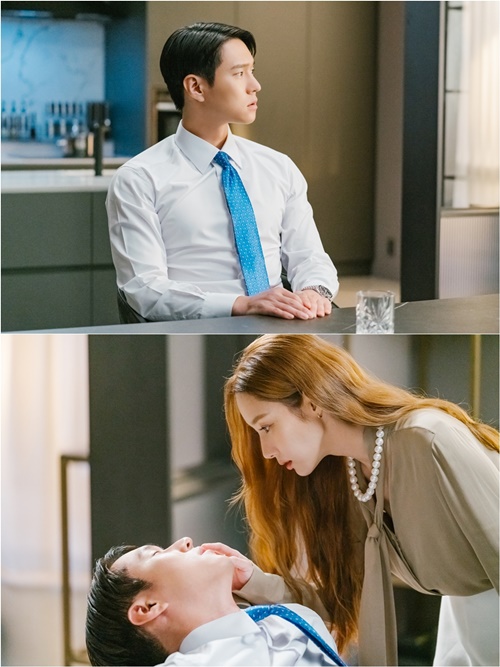 ‘월수금화목토’ 박민영가 고경표의 입술을 만졌다. 사진=tvN ‘월수금화목토’