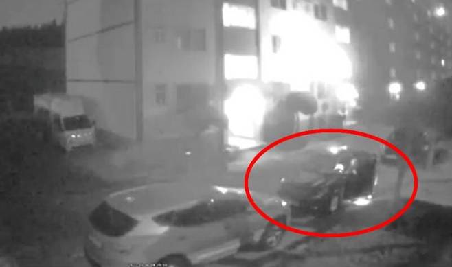 새벽에 남의 차를 훔쳐 타며 사고를 낸 후 제자리에 가져다 놓고 도망가는 10대 3명. [연합, 제보자 A씨 제공]