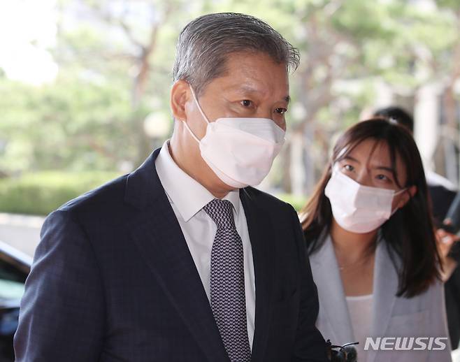 [서울=뉴시스] 김진아 기자 = '골프접대 논란'에 연루된 이영진 헌법재판소 재판관이 8월12일 오전 서울 종로구 헌법재판소로 출근하고 있다. 2022.08.12. bluesoda@newsis.com