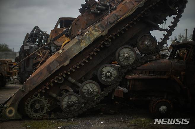 [리만=AP/뉴시스] 11일(현지시간) 우크라이나 리만에 파괴된 러시아군 차량이 모여 있다. 2022.10.12.