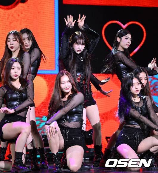 [OSEN=이대선 기자] 12일 오후 서울 광진구 예스24 라이브홀에서 가수 이채연의 첫 번째 미니 앨범 ‘허쉬 러쉬(HUSH RUSH)’ 발매 기념 쇼케이스가 열렸다.가수 이채연이 신곡 무대를 펼치고 있다. 2022.10.12 /sunday@osen.co.kr