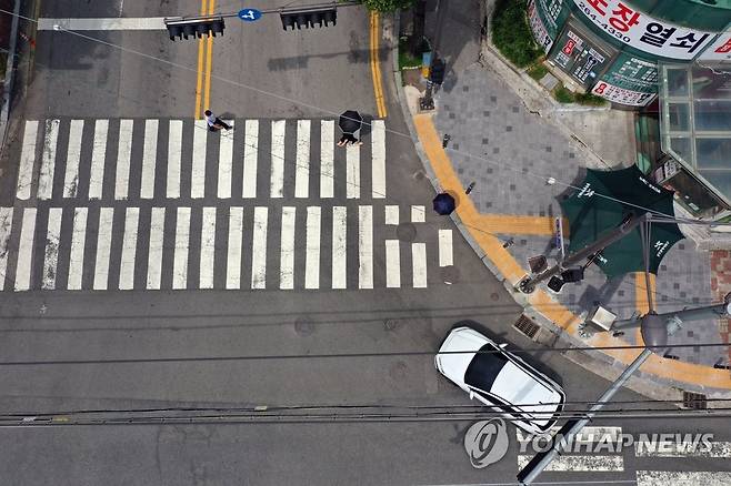 '우회전 차량, 오늘부터 잠시 멈춤' [연합뉴스 자료사진]