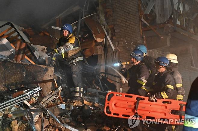 '러시아 폭격' 우크라 자포리자서 작업 중인 구조대원들 (자포리자 로이터=연합뉴스) 10일(현지시간) 러시아의 미사일 공습으로 파괴된 우크라이나 자포리자주 거주지의 한 건물에서 구조대원들이 작업을 하고 있다. 러시아는 크림대교 폭발에 대한 보복으로 이날 오전 우크라이나 수도 키이우를 비롯한 도시 곳곳에 미사일을 폭격했다. 2022.10.11 ddy04002@yna.co.kr