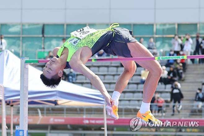우상혁 '2ｍ15는 거뜬히' (울산=연합뉴스) 임화영 기자 = 12일 오후 울산종합운동장에서 열린 제103회 전국체육대회 육상 남자일반부 높이뛰기 결승에서 우상혁(서천군청)이 2ｍ15를 넘고 있다. 2022.10.12 hwayoung7@yna.co.kr
