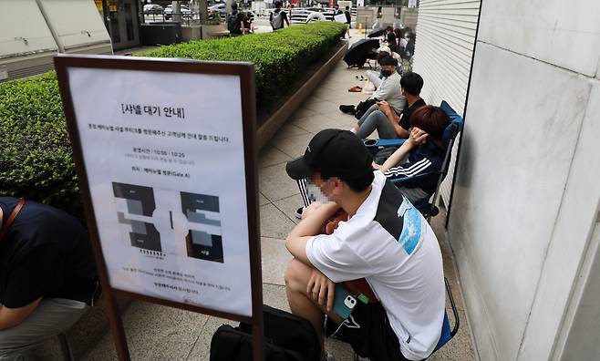 지난해 7월, 서울 중구 롯데백화점 인근 샤넬 매장 대기줄./뉴시스