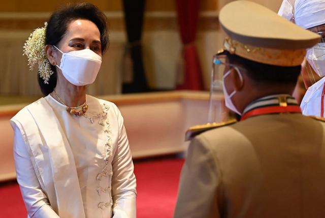 2021년 1월 미얀마 대통령궁에서 열린 한 행사장에서 아웅산 수치(왼쪽) 국가고문이 민 아웅 흘라잉 최고사령관과 인사를 나누고 있다. 흘라잉 사령관은 같은 해 2월 쿠데타를 일으켜 수치 고문을 구금했다. 미얀마 나우 캡처