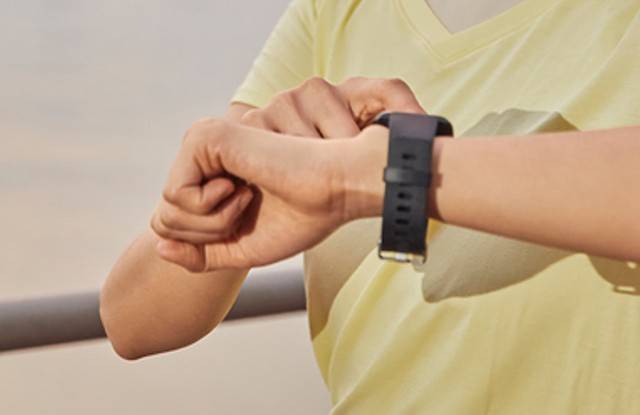 스마트워치 사용 중 화상, 피부염 등 피부질환이 발생할 수 있다./사진=클립아트코리아