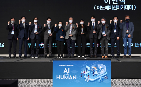 'AI 위드 휴먼(AI With Human)'을 주제로 '아이포럼 2021'이 2일 서울 드래곤시티호텔 그랜드볼룸 한라홀에서 개최된 가운데 포럼에 앞서 '제2회 아이뉴스24 소셜DNA혁신상 시상식'이 열렸다. (왼쪽부터)박원재 NIA 부원장-조경식 과학기술정보통신부 제2차관-'혁신상' 김선우 딥바이오 대표-'대상' 이주완 메가존클라우드 대표-'공로상' 김혜선 KISTI 오픈액세스센터장-'공로상' 이민석 이노베이션아카데미 학장-'협력상' 최유진 클라썸 대표-'포용상' 공경철 엔젤로보틱스 대표-'안전상' 탁성범 네이버클라우드 기술이사-정승 NIPA 경영전략실장-이창호 아이뉴스24 대표이사부회장이 기념사진을 촬영하고 있다. [사진=정소희 기자]