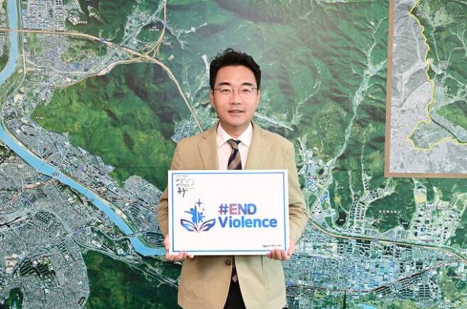 윤석준 동구청장이 아동 폭력 근절을 위한 캠페인에 동참했다. (동구청 제공) 2022.10.13