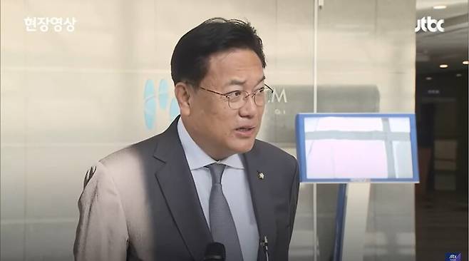 ▲정진석 국민의힘 비상대책위원장이 12일 오전 국민일보에서 열린 국민미래포럼에 참석한 뒤 전날 페이스북 식민사관 글에 대한 질의에 답변하고 있다. 사진=JTBC 영상 갈무리