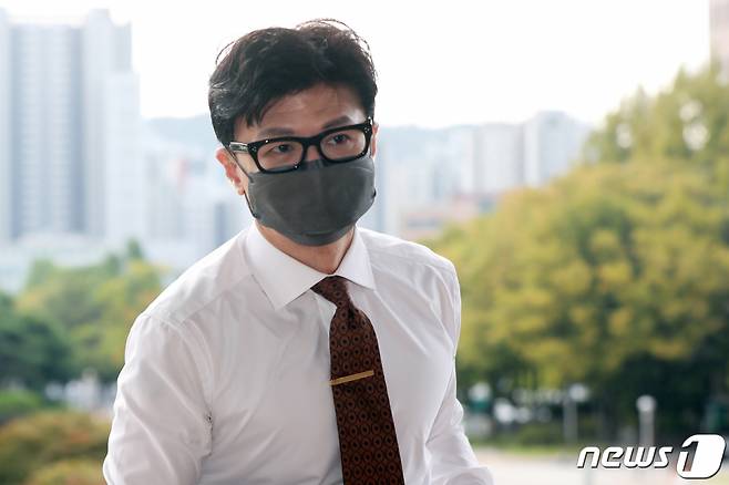 (과천=뉴스1) 황기선 기자 = 한동훈 법무부 장관이 26일 오전 경기 과천 법무부청사로 출근하고 있다.