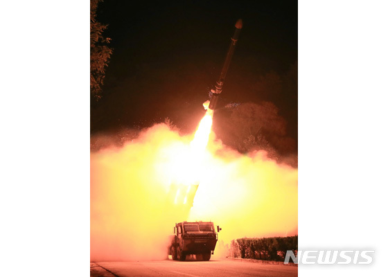 [서울=뉴시스] 북한이 12일 전술핵운용부대 장거리 전략 순항미사일을 시험 발사했다.(사진=노동신문 갈무리) 2022.10.13