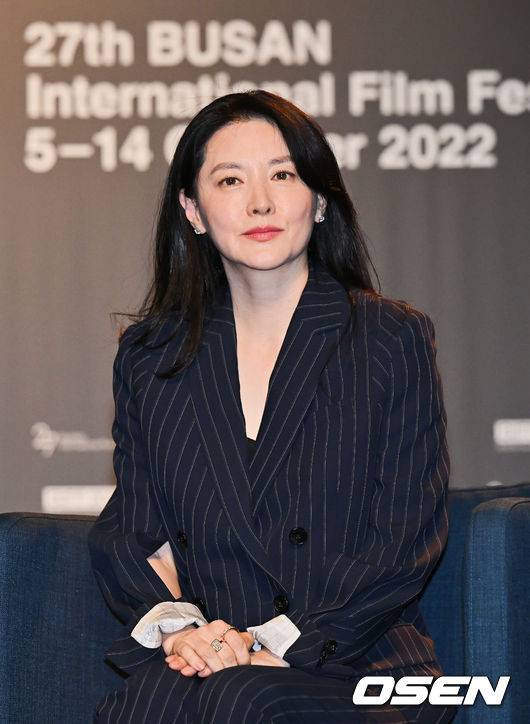 [OSEN=부산, 이석우 기자]  13일 부산 해운대구 KNN시어터에서 제27회 부산국제영화제(BIFF) '액터스 하우스 - 이영애’가 진행됐다.  배우 이영애가 팬들에게 인사를 하고 있다. 2022.10.13 / foto0307@osen.co.kr