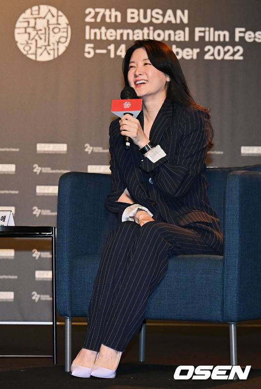 [OSEN=부산, 이석우 기자]  13일 부산 해운대구 KNN시어터에서 제27회 부산국제영화제(BIFF) '액터스 하우스 - 이영애’가 진행됐다.  배우 이영애가 팬들에게 인사를 하고 있다. 2022.10.13 / foto0307@osen.co.kr