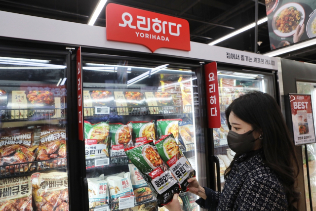 롯데마트 김포공항점 냉장냉동식품 코너에서 고객이 ‘요리하다’ 상품을 살펴보고 있다./사진 제공=롯데마트