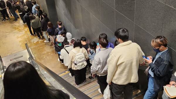 - 안쪽에도 이미 대기열로 가득 했다