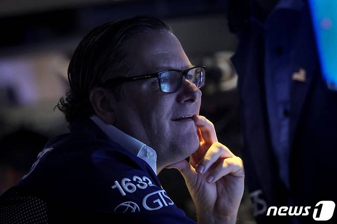 미증시 급등에 미소를 짓고 있는 한 트레이더 ⓒ 로이터=뉴스1