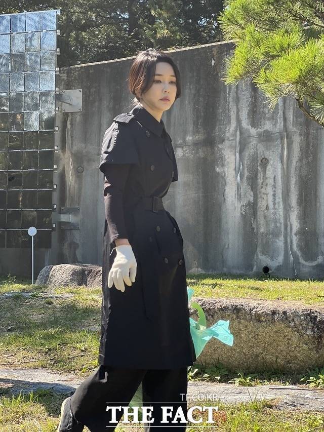 윤석열 대통령 부인 김건희 여사가 '정인이 사건' 2주기를 하루 앞둔 12일 경기도 양평 안데르센 메모리얼 파크를 찾아 정인이 묘소에 참배를 한 후 주변을 정리하고 있다. /대통령실 제공