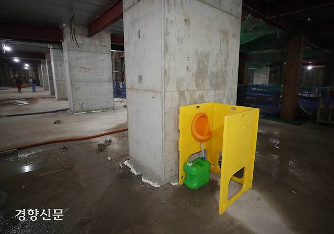 김씨가 일하는 건설현장 지하에 설치되어 있는 남성용 간이 소변기. 강윤중 기자