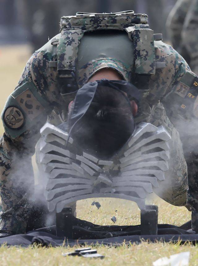 1일 오전 충남 계룡대 대연병장에서 열린 건군 '제74주년 국군의 날' 기념식에서 제1공수특전여단 및 각 군 태권도 시범단이 격파 시범을 보이고 있다. 연합뉴스