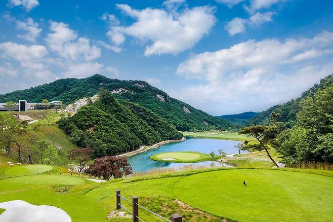성문안CC 12번홀 아일랜드 그린. <사진 성문안CC 제공>