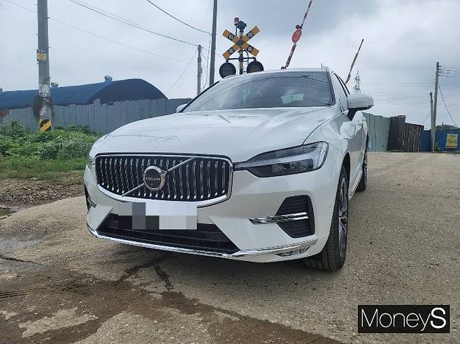 XC60에는 토르의 망치'로 불리는 LED 헤드라이트가 적용됐다. 사진은 폐기찻길 앞에서 찍은 XC60. /사진=김창성 기자