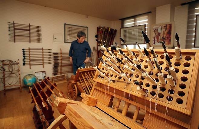 신기전 둘러보는 양태현 궁시장   (청주=연합뉴스) 천경환 기자 = 양태현 궁시장이 13일 청주시 흥덕구 봉명동 작업장에서 신기전을 둘러보고 있다. 2022.10.14
ks@yna.co.kr