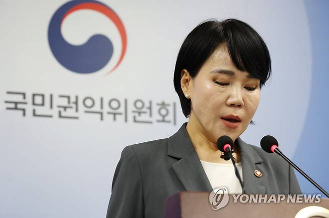 전현희 권익위원장 '삼각편대 정치공작 중단하라' (세종=연합뉴스) 김주형 기자 = 전현희 국민권익위원장이 5일 오후 세종시 정부세종청사에서 감사원 감사와 관련해 브리핑하고 있다. 2022.10.5 kjhpress@yna.co.kr
