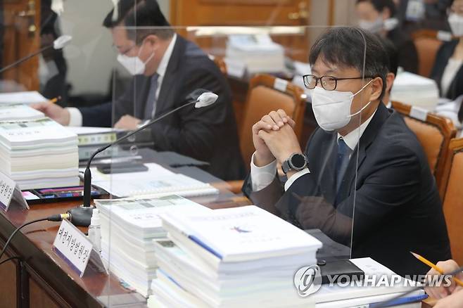 국감 준비하는 대전지방법원장 (대전=연합뉴스) 이주형 기자 = 양태경 대전지방법원장이 14일 오전 대전고등법원에서 열린 비수도권 지법·고법·지검·고검 국정감사에서 감사 시작을 기다리고 있다. 2022.10.14 coolee@yna.co.kr