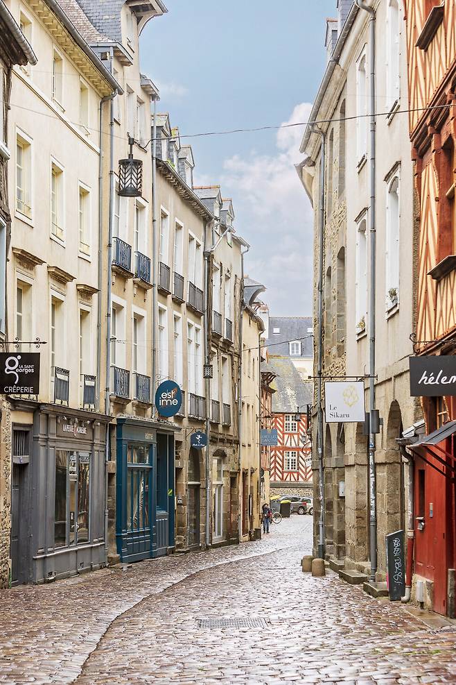 중세 시대 건축물을 볼 수 있는 프랑스 브르타뉴의 역사 도시 렌. OFFGstudio 김은주
