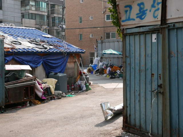 서울의 한 고물상. 이곳에 들어온 고물은 새 물건으로 태어나거나 폐기된다. 소준철 제공