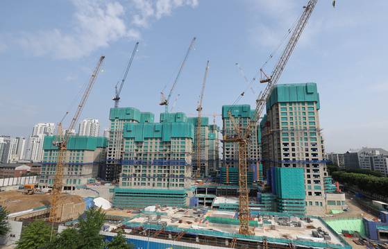 원자잿값·금리 급등에 건설업계 부담이 늘고 있다. 사진은 서울의 한 재건축 공사 현장. [연합뉴스]