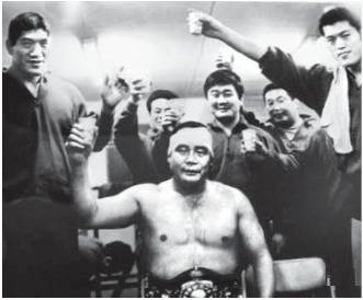 역도산 문하생 선수들이 김일의 경기 이후 파이팅을 외치고 있다. 왼쪽이 자이언트 바바, 오른쪽이 안토니오 이노키. [중앙포토]