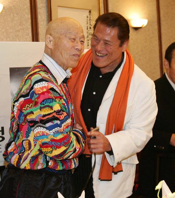 2006년 2월 도쿄의 음식점에서 열린 행사장에서 만난 김일 선생과 이노키. [중앙포토]