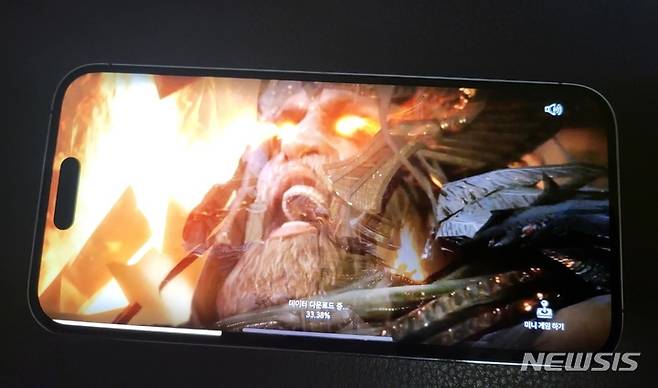 [서울=뉴시스]아이폰14 프로 맥스에서 모바일 게임 '오딘: 발할라 라이징'을 구동 중인 모습. 다이내믹 아일랜드가 화면의 일부분을 가리고 있다. (사진=윤현성 기자)