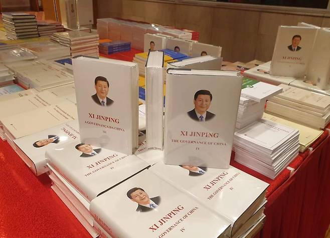 중국 당대회 프레스센터에 놓인 시진핑 관련 서적들 [촬영 한종구 기자]