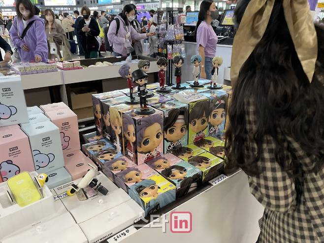 부산역 내부에서 판매 중인 방탄소년단 캐릭터 타이니탄 굿즈