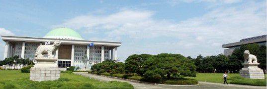 유신 기간 중이던 1975년 9월1일 서울 여의도에 준공한 국회의사당.  원자재, 자본 조달, 설계 등 모든 과정을 우리 힘으로 해냈고 당시로선 아시아 입법부 건물 가운데 가장 컸다./조선일보DB