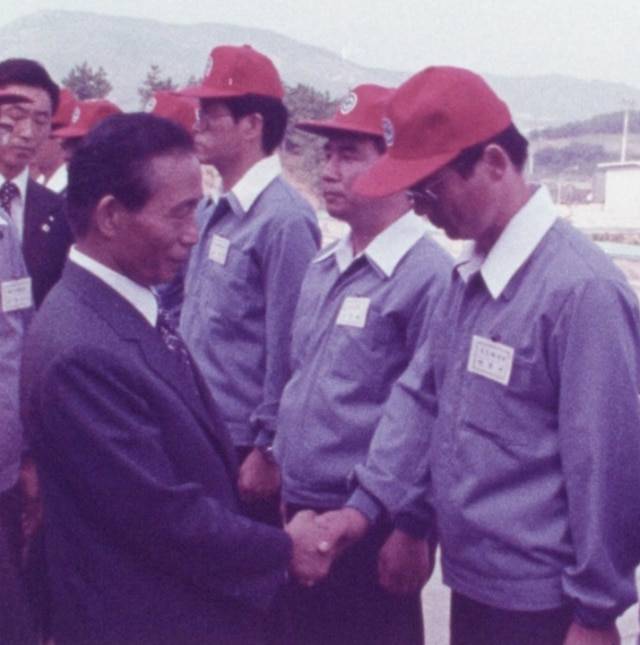 1978년 '백곰' 지대지 미사일 발사 시험발사 후 박정희 대통령이 국방부 산하 국방과학연구소(ADD) 직원들을 악수하며 격려하고 있다.