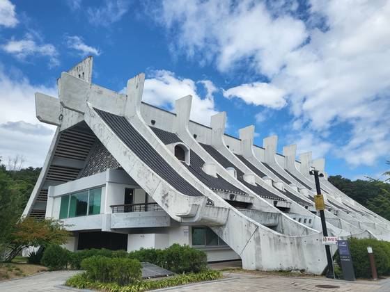 반세기 전 한국에서 가장 논쟁적인 건물이었던 옛 국립부여박물관. 지하 1층 지상 3층 규모로, 1971년 개관해 운영되다 1993년 신축된 현재의 국립부여박물관에 기능을 넘겨줬다. 한은화 기자