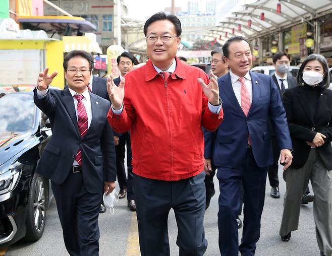 정진석 국민의힘 비상대책위원장이 지난 13일 대구 중구 서문시장을 찾아 살펴보고 있다. 연합뉴스