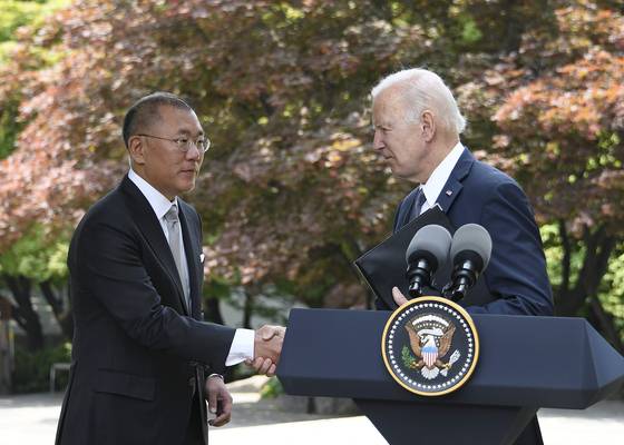 Hyundai Motor Group Executive Chair Euisun Chung shakes hands with U.S. President Joe Biden during his visit to Seoul in May. [HYUNDAI MOTOR]
