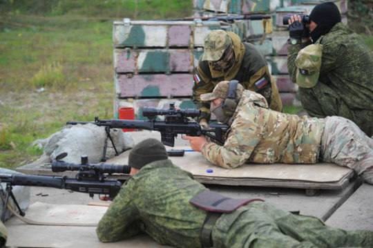 러시아군에 징집된 예비군들이 지난 4일 남부 로스토프나도누 사격장에서 저격수 훈련을 하고 있다. AP·뉴시스