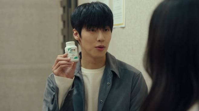 tvN 드라마 ‘별똥별’의 PPL 장면. 제품을 들고 언급하는 장면이 과도한 PPL이라는 지적을 받았다. [tvN 방송화면 캡처]