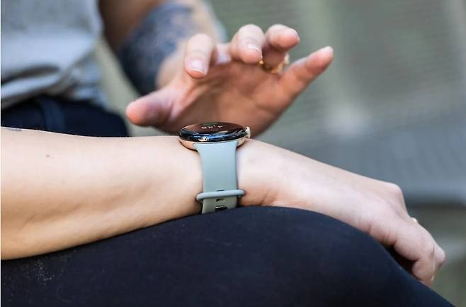 구글이 13일 정식 출시한 스마트워치 '픽셀워치' 실제 사용 모습.