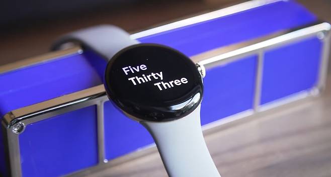 구글이 13일 정식 출시한 스마트워치 '픽셀워치' 실제 사용 모습.