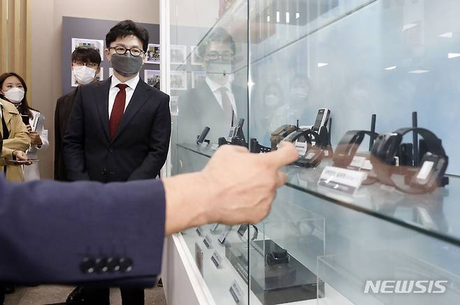 [서울=뉴시스] 최동준 기자 = 한동훈 법무부 장관이 11일 서울 동대문구 위치추적중앙관제센터를 방문해 홍보체험관 내 전시된 전자발찌 설명을 듣고 있다. 2022.10.11. photocdj@newsis.com