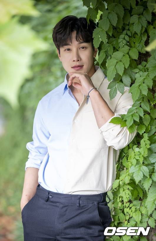 [OSEN=최규한 기자] 배우 이시강이 KBS1 일일드라마 ‘으라차차 내인생’ 종영을 맞아 OSEN과 인터뷰를 가졌다. 이시강이 인터뷰를 앞두고 포즈를 취하고 있다. 2022.10.11 / dreamer@osen.co.kr