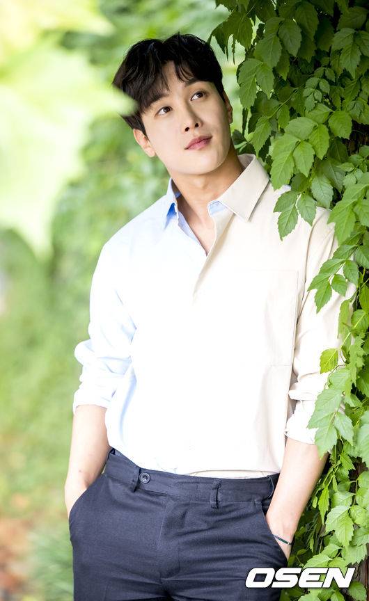 [OSEN=최규한 기자] 배우 이시강이 KBS1 일일드라마 ‘으라차차 내인생’ 종영을 맞아 OSEN과 인터뷰를 가졌다. 이시강이 인터뷰를 앞두고 포즈를 취하고 있다. 2022.10.11 / dreamer@osen.co.kr